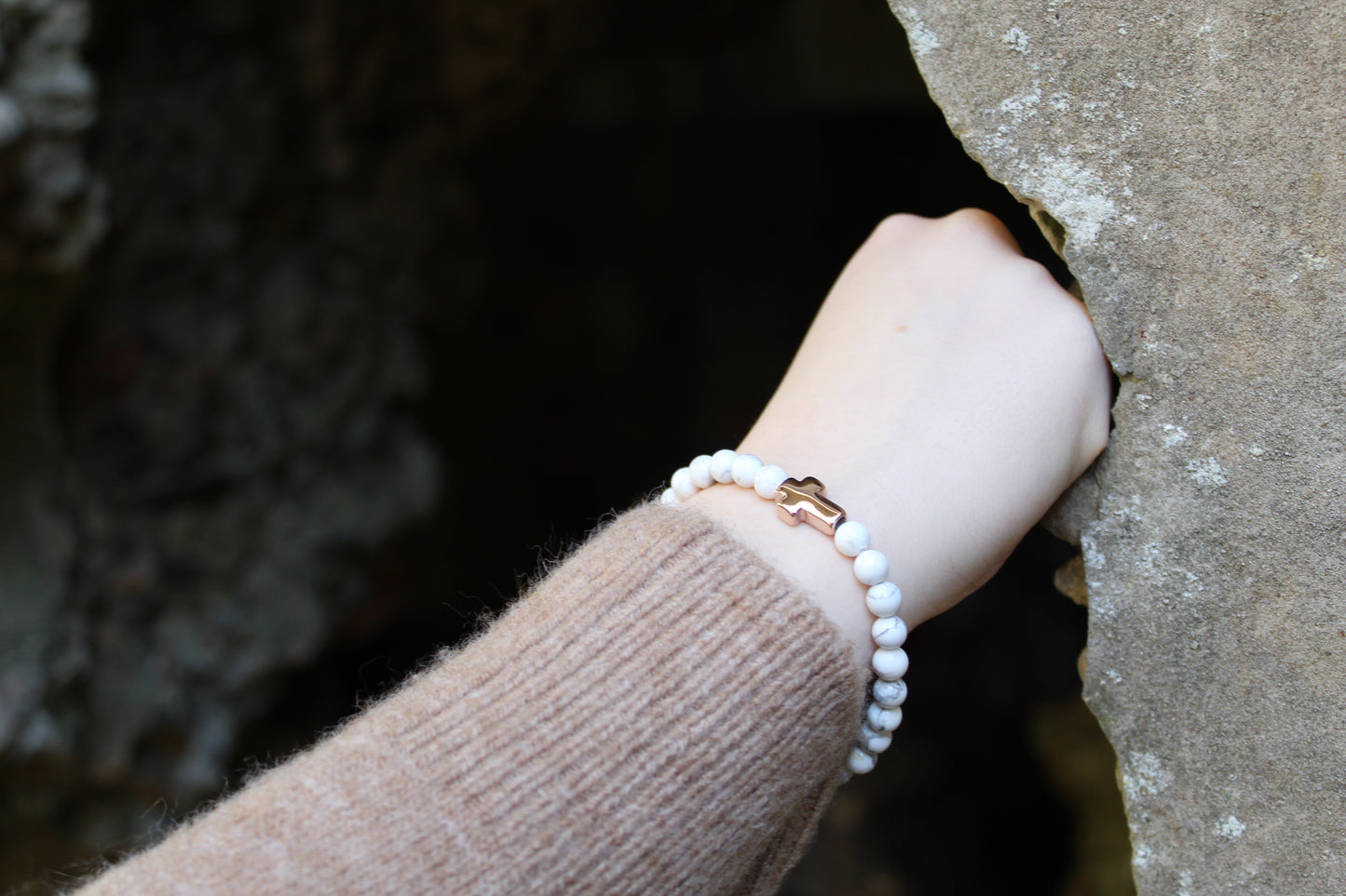 Kogelarmband Pure Stone Howliet met Roze Kruis 6mm